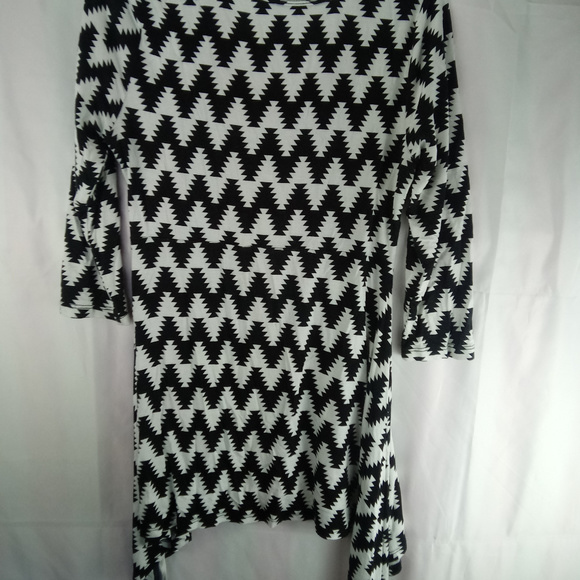 KAREN KANE Black and White Tribal Print Hi/low Top - Picture 5 of 5